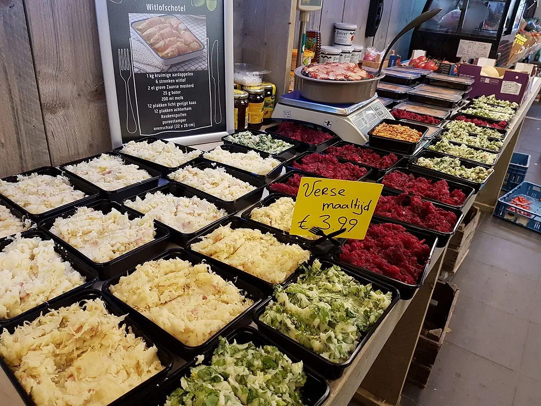 Verse maaltijden in bakjes op Joe's toonbank, met een prijskaartje: verse maaltijd € 3,99.