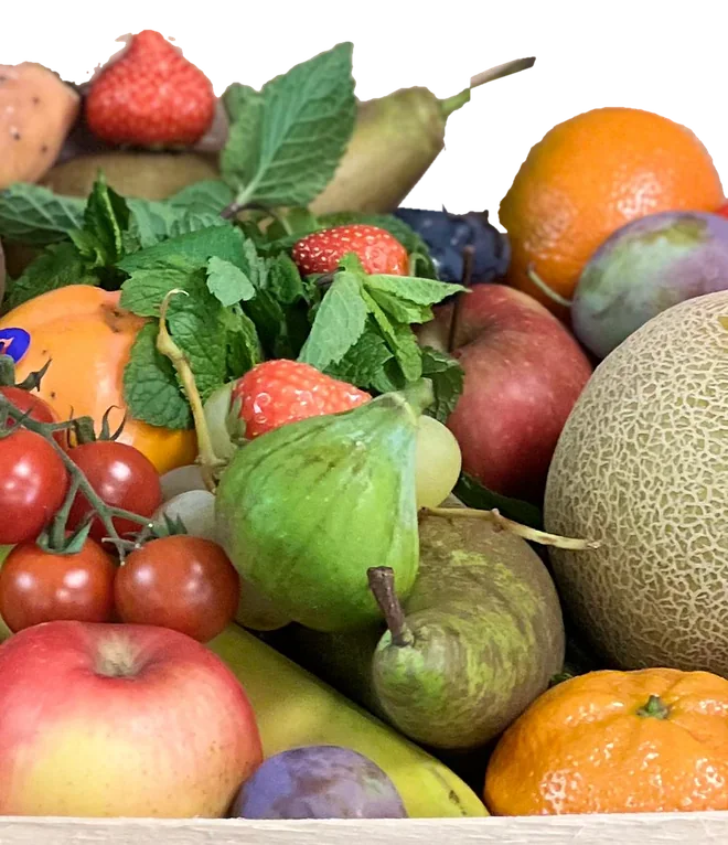 Fruit uit Joe's eigen kistje: aardbeien, munt, tomaten aan de tros, passievrucht, peer, sinaasappels, pruimen, meloen, appels en een banaan.