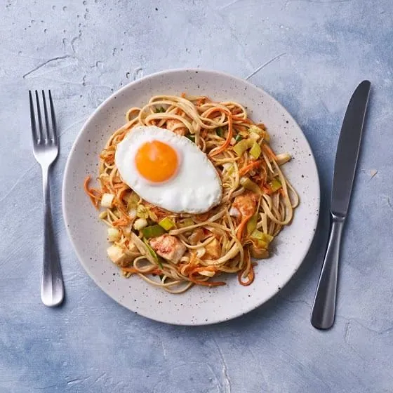 Bami, kip, groenten en ei