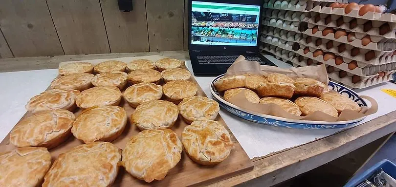 Zelfgemaakte pies op Joe's toonbank.